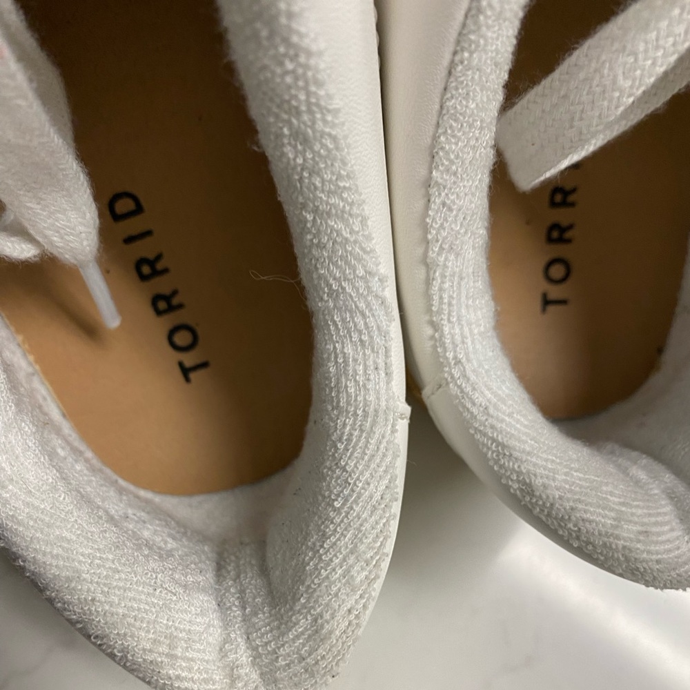 Torrid Size 8W White Faux Leather And Gold Sole Lace-Up Sneaker - Picture 9 of 11
